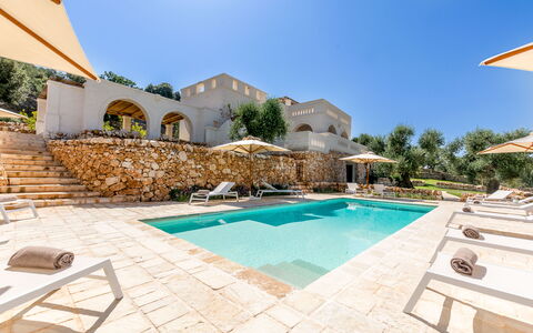 Corte dei Messapi | Sleeps 24: Schwimmbad, Eigentum, Gebäude, Grundeigentum, Estate, Haus, Villa, Urlaub, Resort, Zuhause