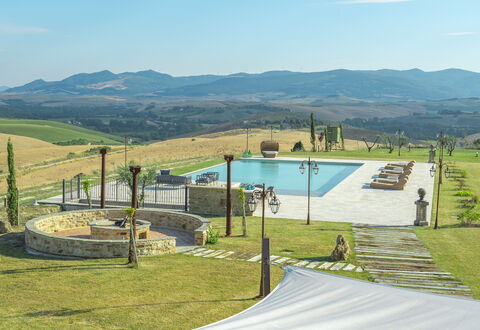 Villa Massimiliano: Himmel, Berg, Wasser, Wolke, Schatten, Grundstueck, Gras, Schwimmbad, Natürliche Landschaft, Pflanze