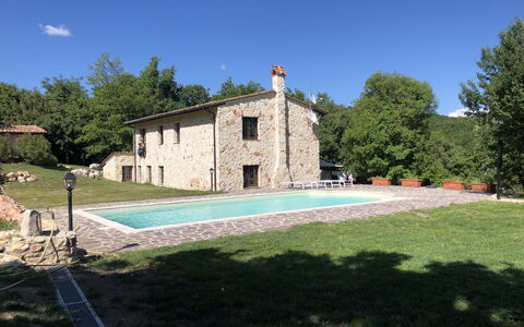 Beautiful Stone Country Villa: Himmel, Pflanze, Baum, Grundstueck, Schatten, Gras, Freizeit, Erholung, Gebäude, Landschaft
