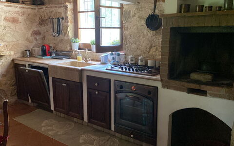 Beautiful Stone Country Villa: Countertop, Cabinetry, Eigentum, Spüle, Sinken, Zapfhahn, Küche, Herd, Fenster, Küchengerät