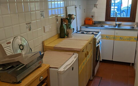 Agriturismo Il Giaggiolo without Pool: Zimmer, Countertop, Eigentum, Küche, Cabinetry, Möbel, Fussboden, Fliese, Major Appliance, Gebäude