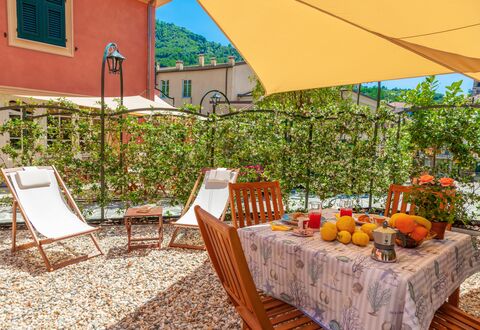 Portovecchio Apartments - Levanto: Eigentum, Grundeigentum, Haus, Gebäude, Zimmer, Gelb, Urlaub, Estate, Resort, Zuhause