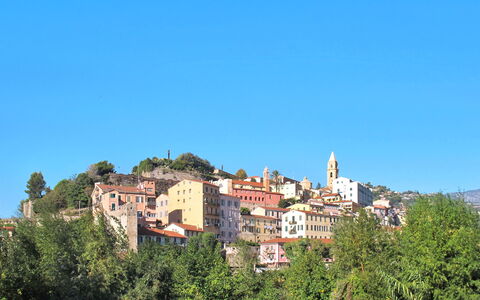 Ventimiglia 629: Himmel, Gebäude, Azurblau, Baum, Natürliche Landschaft, Pflanze, Fassade, Stadt, Dach, Haus