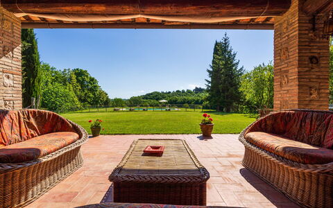 Podere a Lafi: Himmel, Pflanze, Eigentum, Natur, Grün, Gebäude, Holz, Gras, Interior Design, Schatten