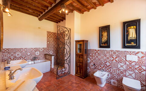 Podere a Lafi: Eigentum, Holz, Interior Design, Fussboden, Badewanne, Flooring, Wand, Bilderrahmen, Badezimmer, Grundeigentum