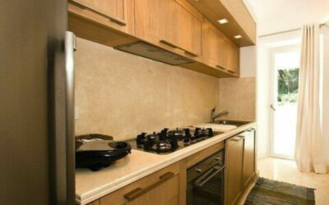 Villa Marina Little Beach: Cabinetry, Countertop, Gasherd, Herd, Cooktop, Küchengerät, Küche, Gebäude, Haushaltsgerät, Holz
