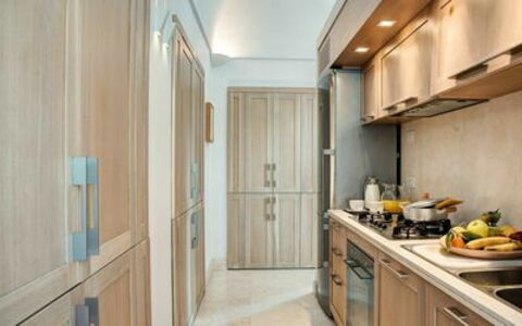 Villa Marina Little Beach: Gebäude, Cabinetry, Eigentum, Countertop, Essen, Holz, Küchengerät, Interior Design, Herd, Tür