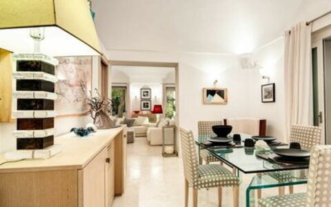 Villa Marina Little Beach: Möbel, Eigentum, Cabinetry, Tabelle, Stuhl, Countertop, Bilderrahmen, Holz, Interior Design, Schublade