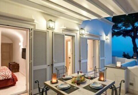 Villa Marina Little Beach: Tabelle, Möbel, Eigentum, Gebäude, Holz, Fenster, Orange, Beleuchtung, Interior Design, Fussboden