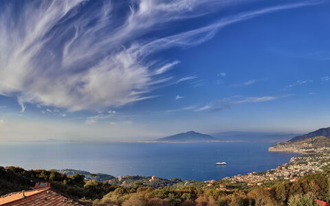 Stony Villa Volcano View: Wolke, Himmel, Wasser, Wasservorräte, Atmosphäre, Azurblau, Pflanze, Natürliche Landschaft, Hochland, Sonnenlicht