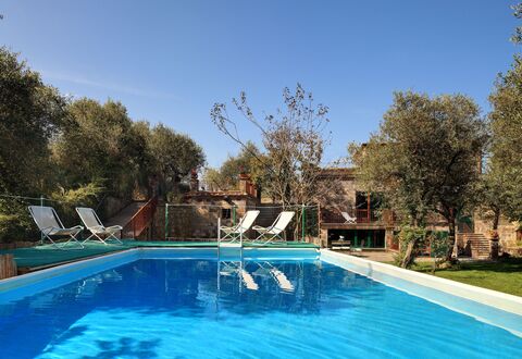 Stony Villa Volcano View: Wasser, Pflanze, Himmel, Eigentum, Gebäude, Schwimmbad, Azurblau, Natürliche Landschaft, Baum, Gras