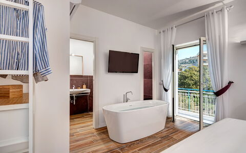 Sorrento Golden Apartment: Eigentum, Badewanne, Armatur, Gebäude, Azurblau, Holz, Zapfhahn, Fenster, Badezimmer