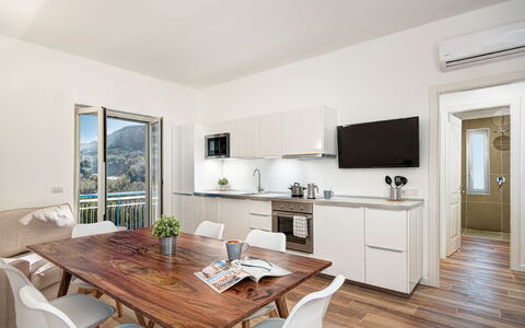 Sorrento Golden Apartment: Möbel, Tabelle, Eigentum, Cabinetry, Holz, Wohnzimmer, Countertop, Interior Design, Fussboden