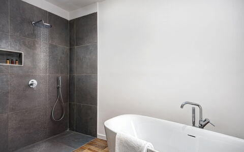 Luxury Blues Apartment: Badewanne, Armatur, Badezimmer, Gebäude, Dusche, Duschkopf, Interior Design, Fussboden