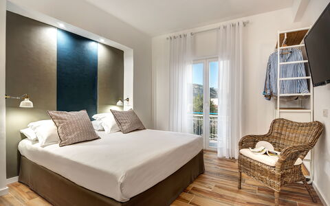 Luxury Blues Apartment: Möbel, Eigentum, Holz, Beleuchtung, Komfort, Interior Design, Flooring, Fussboden, Schatten