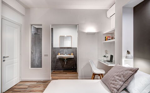 Luxury Blues Apartment: Möbel, Eigentum, Gebäude, Tür, Bilderrahmen, Weiss, Tabelle, Spiegel, Komfort, Interior Design