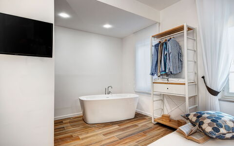Luxury Blues Apartment: Badewanne, Gebäude, Armatur, Produkt, Fenster, Holz, Cabinetry, Vorhang, Interior Design