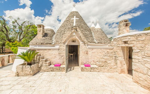 Trullo Del Pioppo Gigante: Wolke, Himmel, Pflanze, Gebäude, Haus, Blumentopf, Ländliches Gebiet, Landschaft, Fassade, Baum