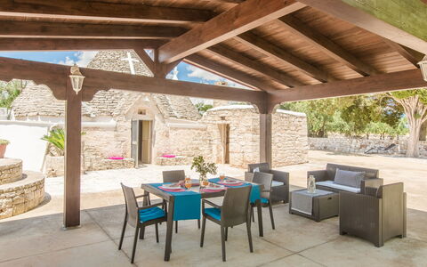 Trullo Del Pioppo Gigante: Tabelle, Möbel, Pflanze, Eigentum, Holz, Stuhl, Schatten, Interior Design, Gartenmöbel, Tisch Im Freien