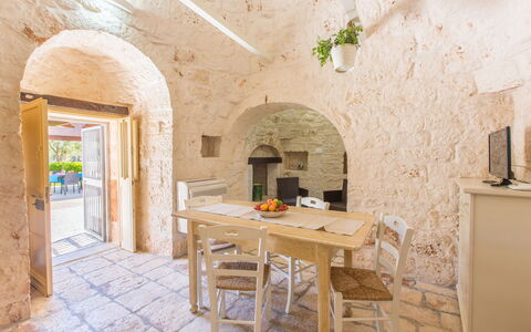 Trullo Del Pioppo Gigante: Tabelle, Möbel, Holz, Die Architektur, Interior Design, Backstein, Fussboden, Flooring, Gebäude, Grundeigentum