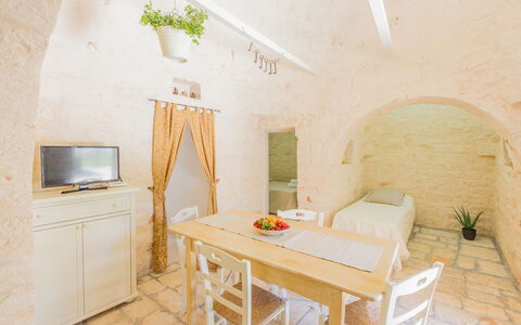 Trullo Del Pioppo Gigante: Möbel, Eigentum, Tabelle, Cabinetry, Gebäude, Holz, Stuhl, Pflanze, Interior Design, Zimmerpflanze