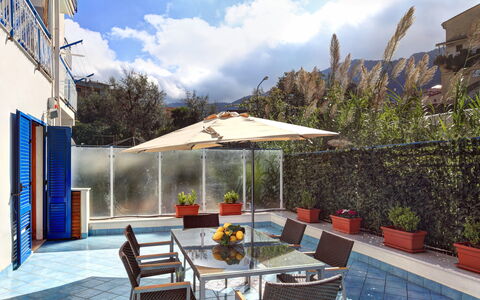 a-taste-of-sun-apartment-sorrento-apartment-garden