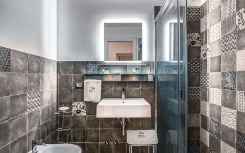 Loft In Sorrento: Spiegel, Zapfhahn, Armatur, Sinken, Gebäude, Bad Sink, Badezimmer, Lila, Holz, Fussboden