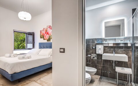 Loft In Sorrento: Möbel, Eigentum, Gebäude, Spiegel, Komfort, Interior Design, Bilderrahmen, Fernsehen, Fussboden, Bettrahmen