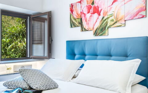 Loft In Sorrento: Blume, Eigentum, Möbel, Couch, Weiss, Pflanze, Grün, Azurblau, Rechteck, Komfort