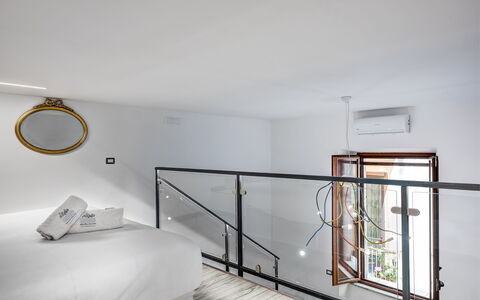 Loft In Sorrento: Gebäude, Interior Design, Fussboden, Komfort, Flooring, Holz, Grundeigentum, Haus, Bettrahmen