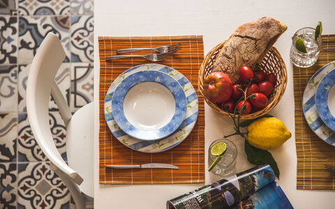 Loft In Sorrento: Essen, Geschirr, Dishware, Tabelle, Teller, Holz, Servierware, Zutat