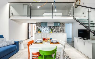 Loft In Sorrento: Tabelle, Möbel, Eigentum, Cabinetry, Couch, Blau, Gebäude, Interior Design, Beleuchtung, Countertop