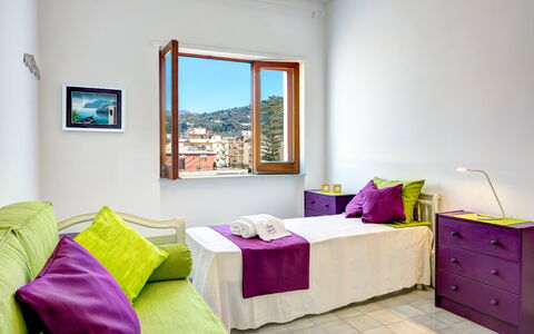 Parsano Home: Möbel, Eigentum, Lila, Azurblau, Komfort, Gebäude, Holz, Fenster, Textil, Bilderrahmen