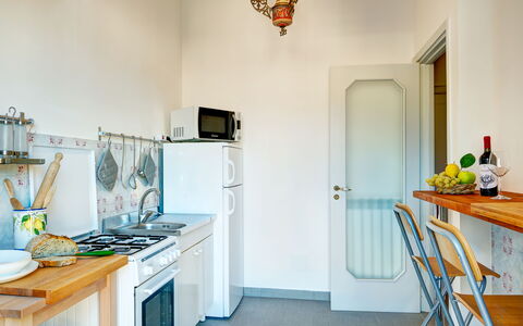 Parsano Home: Eigentum, Cabinetry, Möbel, Blau, Küche, Countertop, Haushaltsgerät, Beleuchtung, Orange, Küchengerät