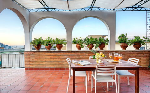 Parsano Home: Himmel, Tabelle, Möbel, Eigentum, Pflanze, Azurblau, Schatten, Die Architektur, Stuhl, Gartenmöbel