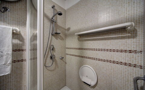 49 Little House: Duschkopf, Armatur, Brausenstange, Badezimmer, Dusche, Duschtür, Interior Design, Wand, Linie