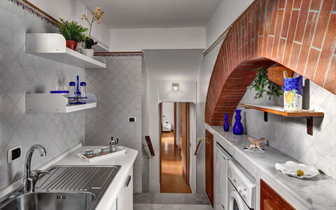 49 Little House: Countertop, Cabinetry, Spüle, Sinken, Eigentum, Möbel, Pflanze, Weiss, Gebäude, Zapfhahn