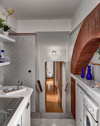 49 Little House: Countertop, Cabinetry, Spüle, Sinken, Eigentum, Möbel, Pflanze, Weiss, Gebäude, Zapfhahn