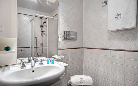 La Baia Dello Chalet: Spiegel, Zapfhahn, Armatur, Bad Sink, Eigentum, Sinken, Gebäude, Badezimmerschrank, Badezimmer, Schwarz