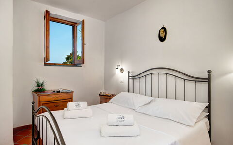 La Baia Dello Chalet: Spiegel, Eigentum, Möbel, Fotografieren, Komfort, Pflanze, Holz, Bett, Textil, Interior Design