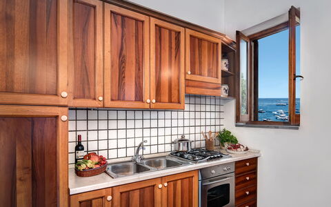 La Baia Dello Chalet: Cabinetry, Countertop, Eigentum, Möbel, Zapfhahn, Küchengerät, Holz, Herd, Küche, Fenster