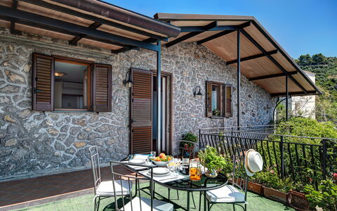 La Baia Dello Chalet: Pflanze, Gebäude, Tabelle, Möbel, Eigentum, Fenster, Himmel, Stuhl, Blumentopf, Interior Design