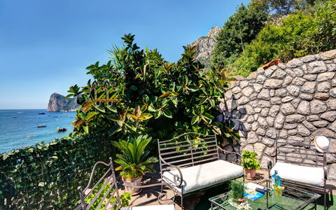 La Baia Dello Chalet: Himmel, Pflanze, Wasser, Eigentum, Pflanzengemeinschaft, Botanik, Natürliche Landschaft, Gartenmöbel, Vegetation, Arecales