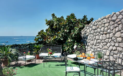 La Baia Dello Chalet: Himmel, Pflanze, Eigentum, Wasser, Möbel, Tabelle, Natur, Stuhl, Gartenmöbel, Schatten