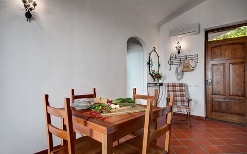 La Baia Dello Chalet: Möbel, Eigentum, Tabelle, Cabinetry, Bilderrahmen, Stuhl, Holz, Interior Design, Tür, Fussboden
