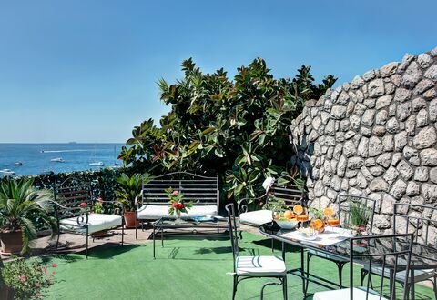 La Baia Dello Chalet: Himmel, Pflanze, Eigentum, Wasser, Möbel, Tabelle, Natur, Stuhl, Gartenmöbel, Schatten