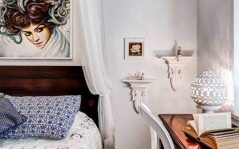 Medusa And The Seahorse Villa: Möbel, Bilderrahmen, Komfort, Textil, Interior Design, Holz, Lampe, Kissen, Wohnzimmer