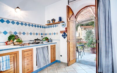 casetta-in-spiaggia-marina-del-cantone-apartment-kitchen