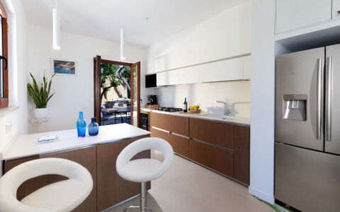 Villa Nerano: Möbel, Interior Design, Küche, Countertop, Flooring, Cabinetry, Küchengerät, Fussboden, Holz, Decke