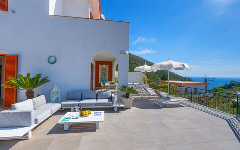Villa Nerano: Blumentopf, Resort, Stuhl, Zimmerpflanze, Eco Hotel, Gebirge, Hotel, Villa, Estate, Balkon